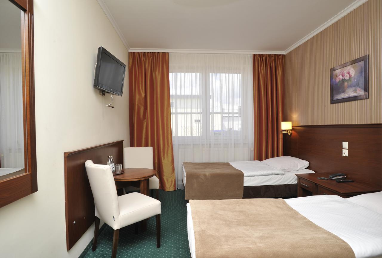 Hotel Lotos Woskrzenice Duze ภายนอก รูปภาพ