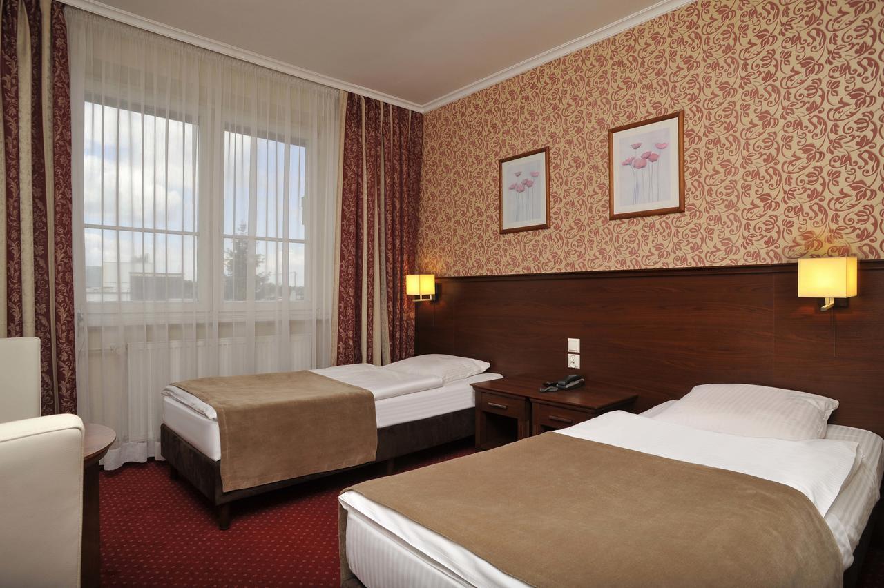 Hotel Lotos Woskrzenice Duze ภายนอก รูปภาพ