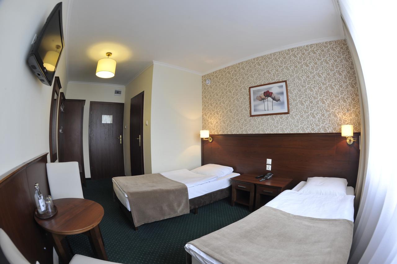 Hotel Lotos Woskrzenice Duze ภายนอก รูปภาพ