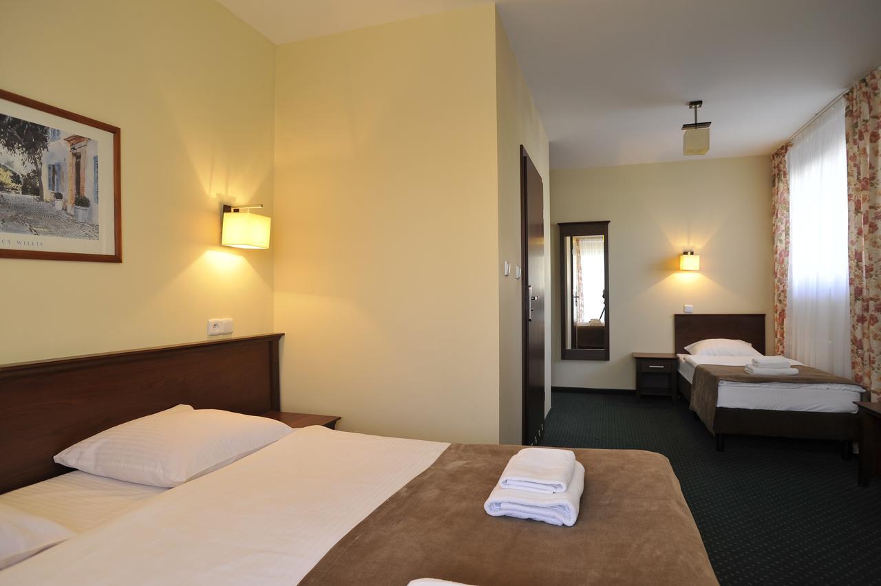 Hotel Lotos Woskrzenice Duze ภายนอก รูปภาพ