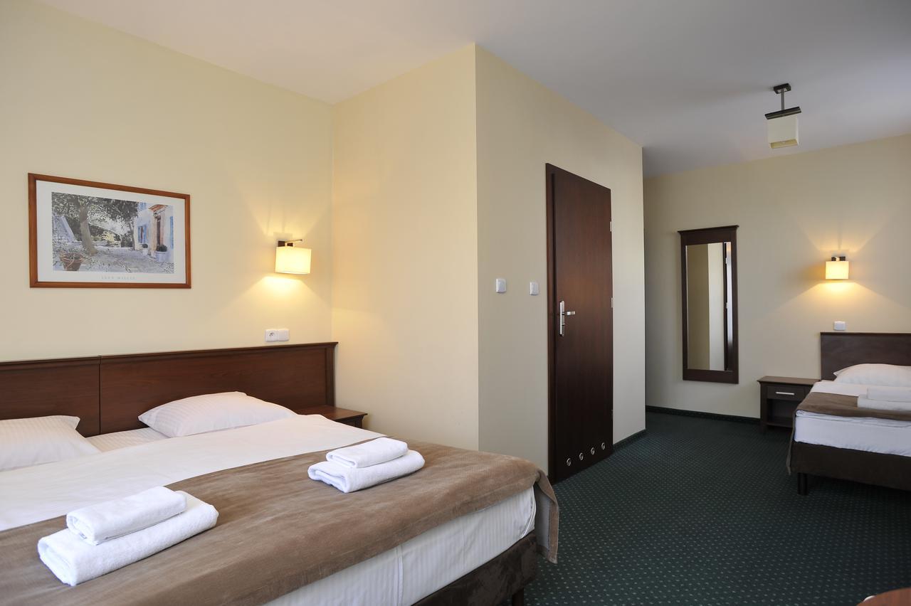 Hotel Lotos Woskrzenice Duze ภายนอก รูปภาพ