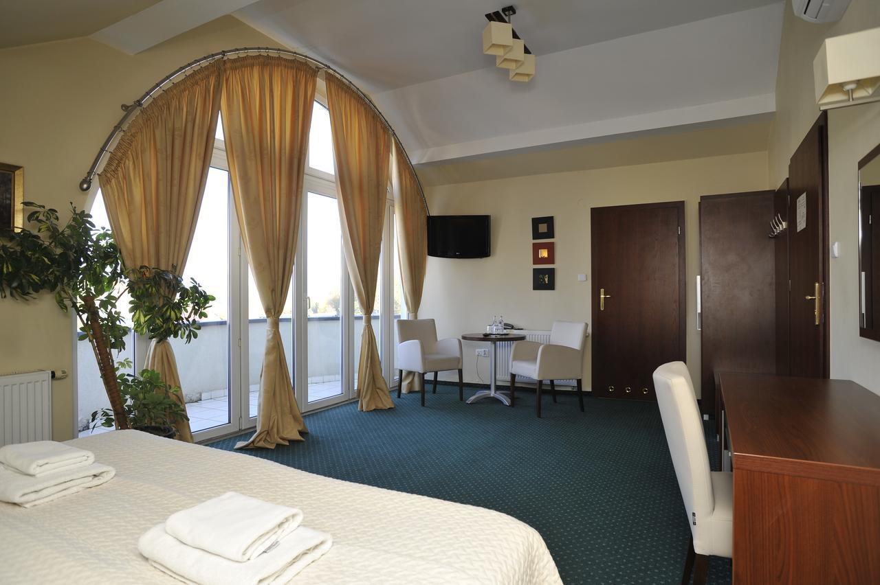 Hotel Lotos Woskrzenice Duze ภายนอก รูปภาพ