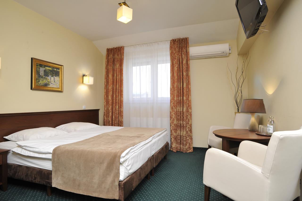 Hotel Lotos Woskrzenice Duze ภายนอก รูปภาพ