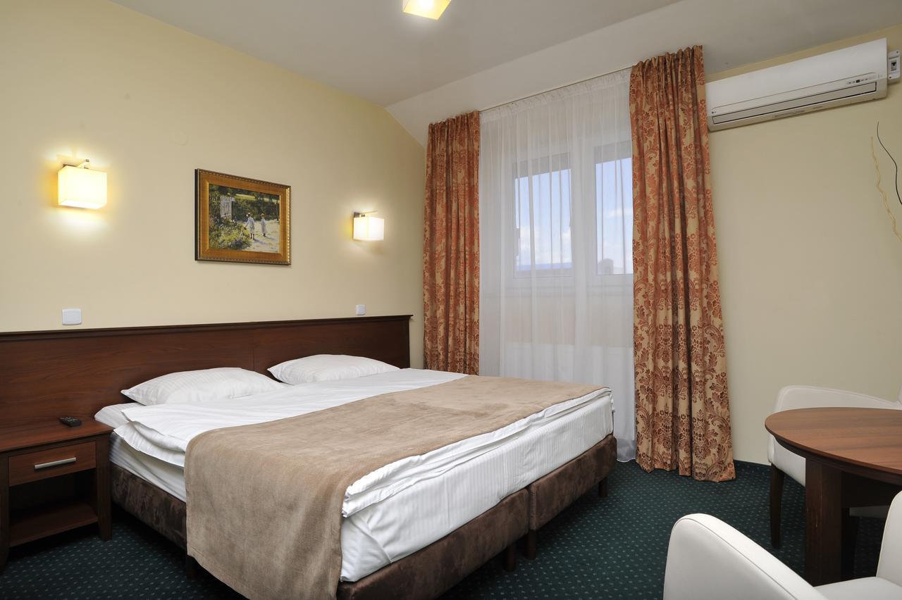 Hotel Lotos Woskrzenice Duze ภายนอก รูปภาพ