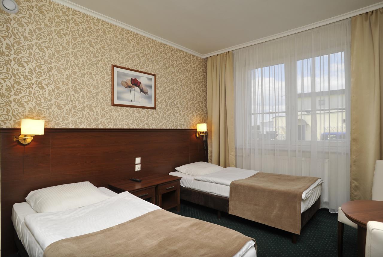 Hotel Lotos Woskrzenice Duze ภายนอก รูปภาพ