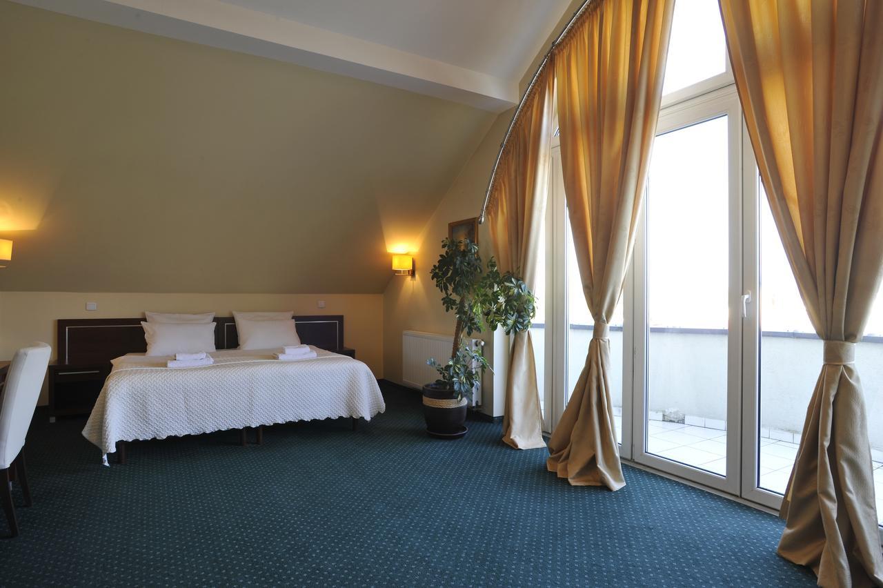 Hotel Lotos Woskrzenice Duze ภายนอก รูปภาพ